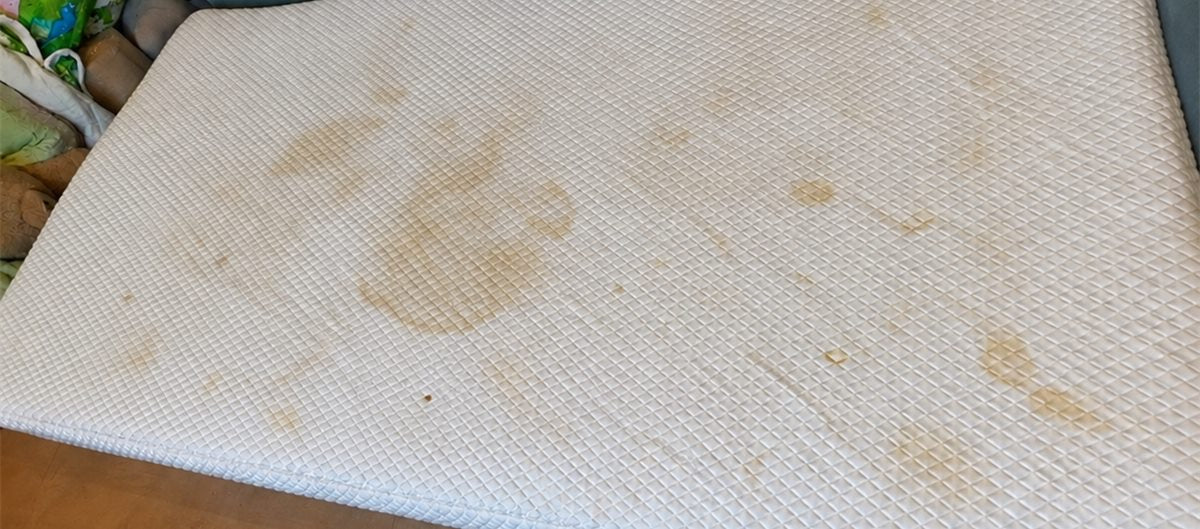 Colchón con manchas antes de la limpieza